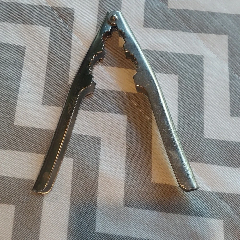 * Nutcrackers Walnut, Seafood Crab Plier, set of 2, Like New